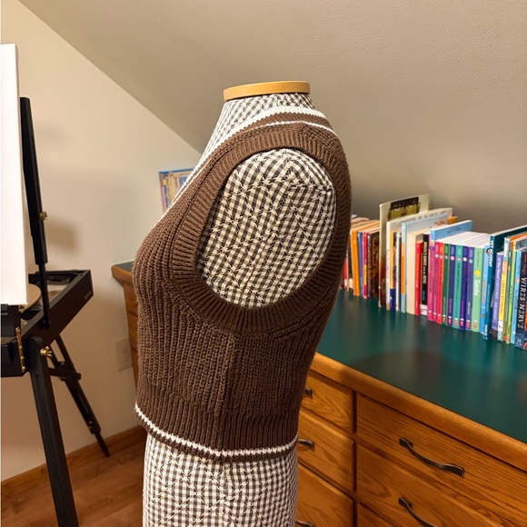 Divided by H&M Women’s Brown Sweater Vest Size XS Preppy School Girl Academia - Picture 2 of 10